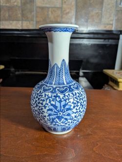 7.5" x 4" Chinese blue and white floral and scroll pattern porcelain vase