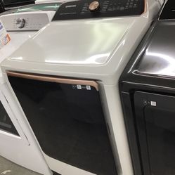 New Scratch And Dent Samsung Dryer. 1 Year Warranty 