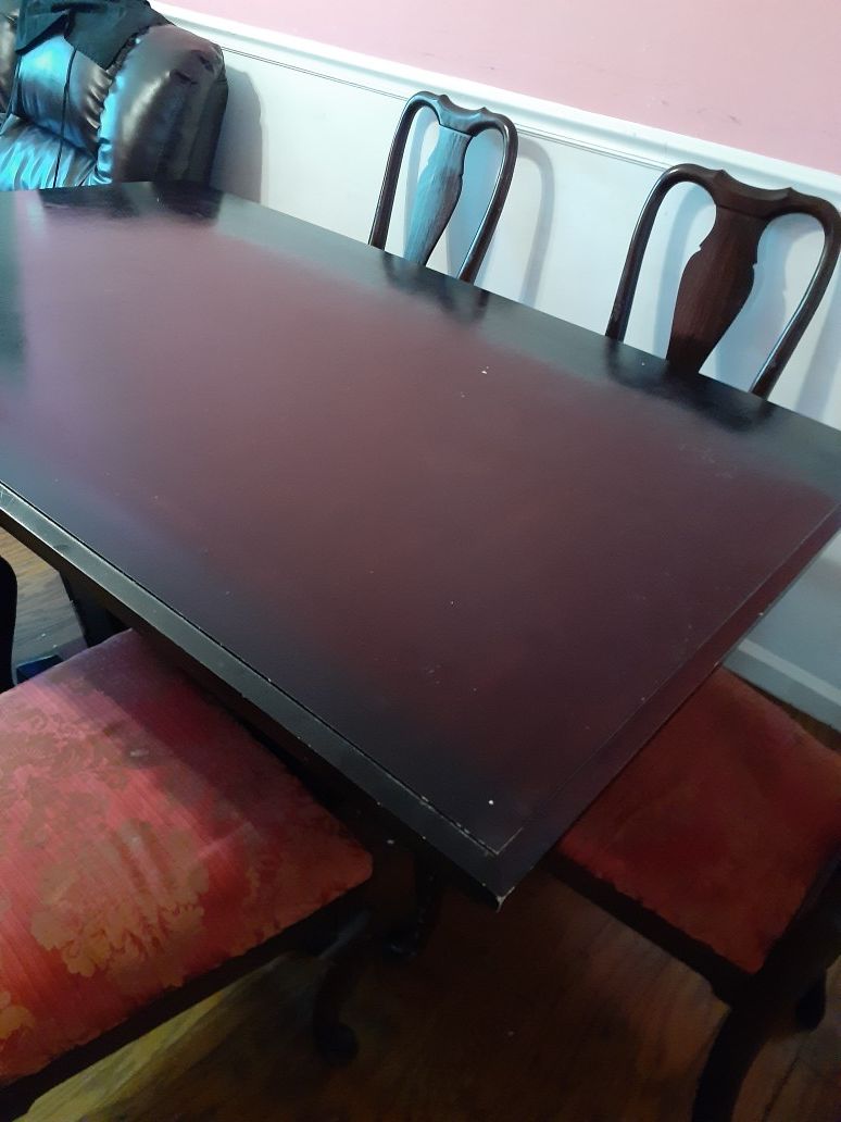 Mesa de comedor para seis personas.