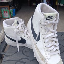NIKE BLAZER LEATHER Hi Top TENNIS. Youth SIZE 5. Great Condition.  $10. Compare To Mercari's Price!!