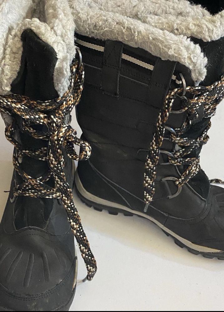 Ladies Size 7 Bearpaw Snow Boots