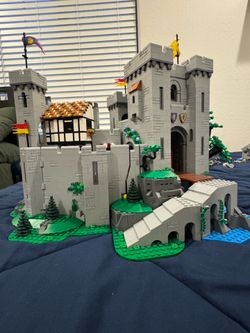 LEGO Lion Knights’ Castle (10305) – Built, Excellent Condition
