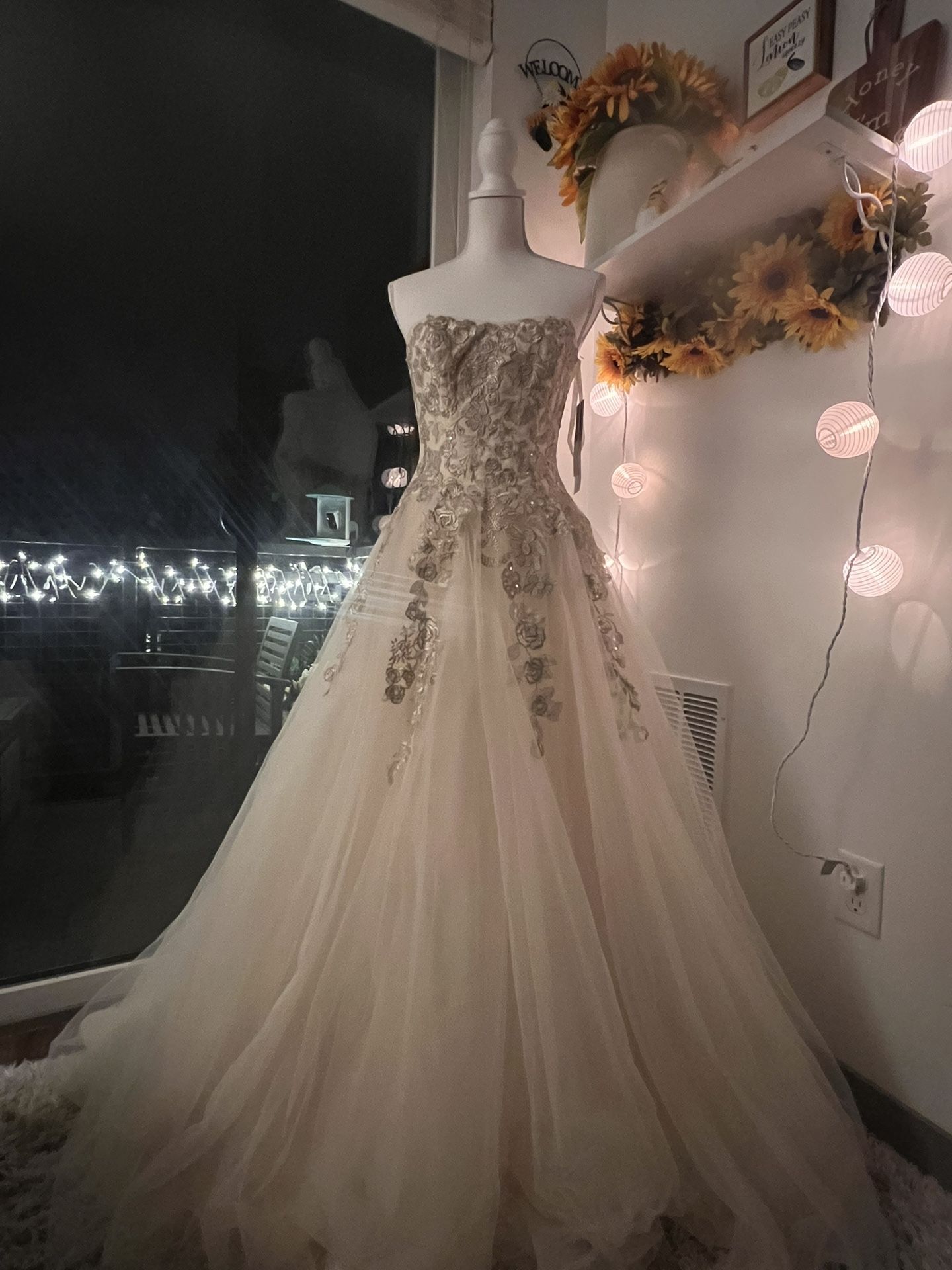 BRAND NEW David Bridal Limited Edition Wedding/ Prom Dress Size-4