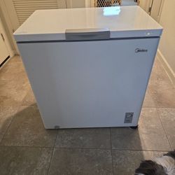 SMALL CHEST FREEZER