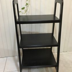 Three shelves expresó