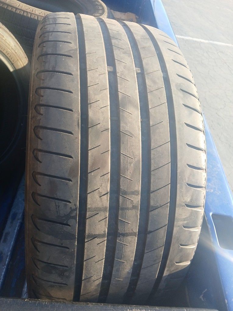 275/35R21 Bridgestone Runflat Tire (1)