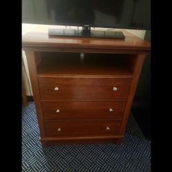 Dresser/ Entertainment TV 