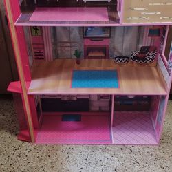 FREE!!! Barbie Style House In Excellent Con. 