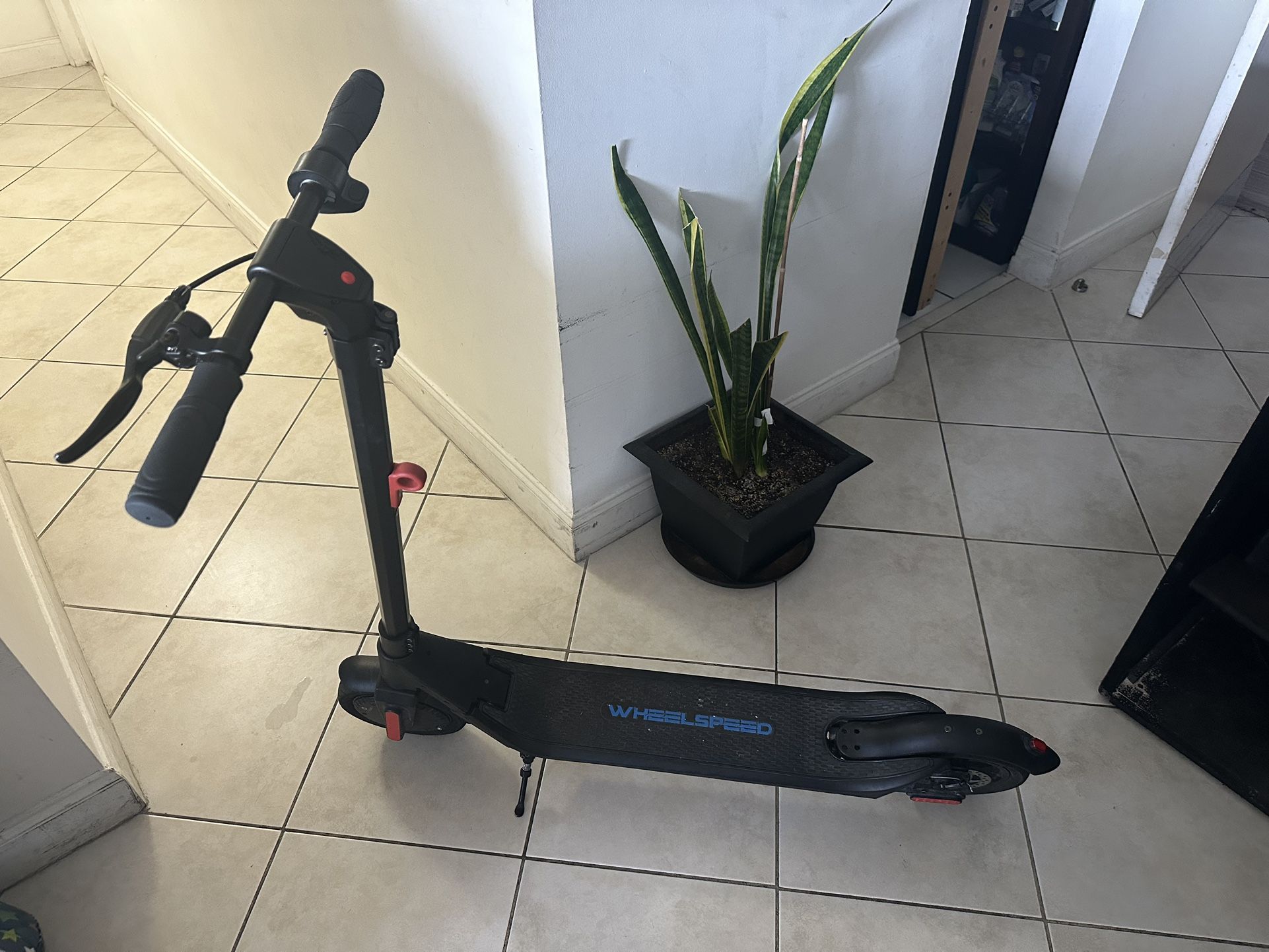 Wheelspeed Electric Scooter, 20-25 Miles & 15 MPH(Pro Ver. 35-40 Miles & 19 MPH)