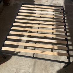 Queen Metal Platform Bedframe 
