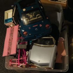 Massive vintage Barbie Lot - With dolls included vintage cars castles et cetera￼