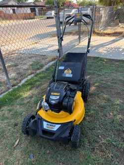 DEWALT
21 in. 163cc Briggs and Stratton 725Exi Engine Rear Wheel Drive 3-in-1 Gas Self Propelled Walk Behind Lawn Mower