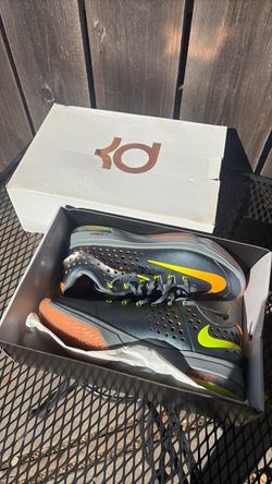 Comes with box  size  9.5  Elite series