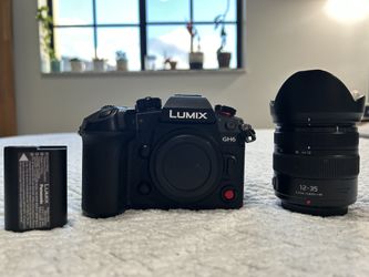 LUMIX GH6 + Battery + 12-35 mm LUMIX Zoom