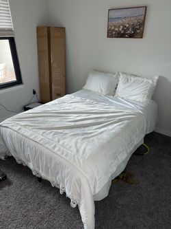 Full size mattress with white cotton comforter set