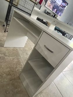 White Desk  Thumbnail