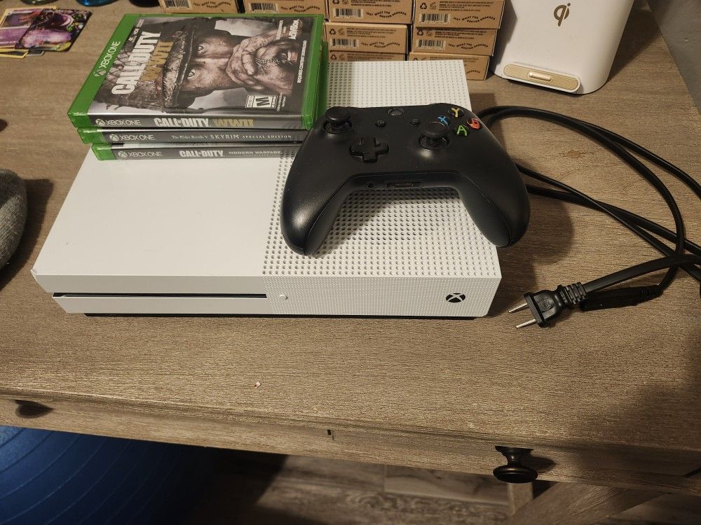 Xbox One S + Controller and games