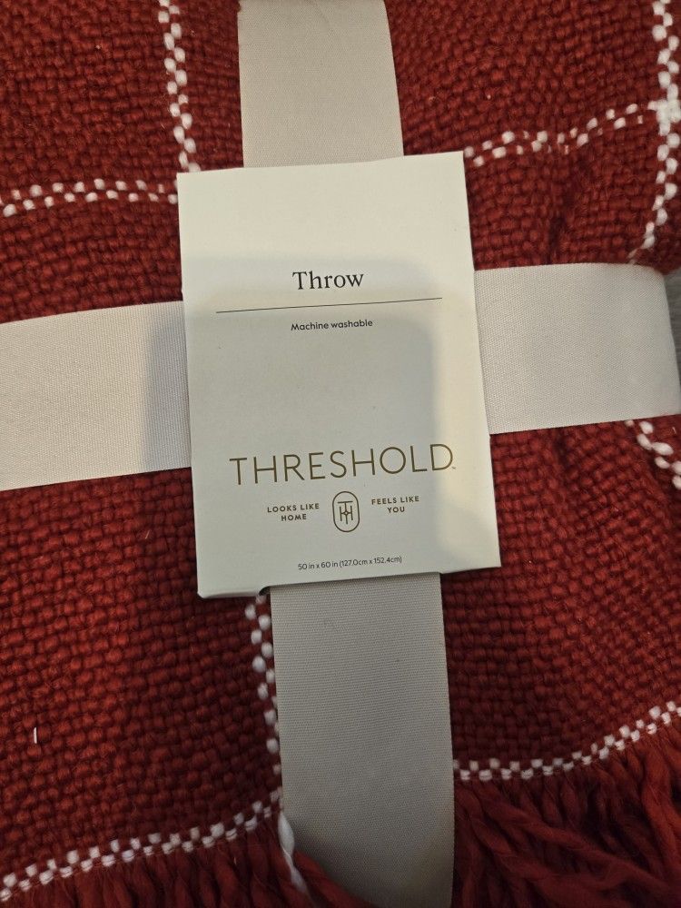 Bedroom Essentials Bundle – Sheets, Bedskirts & Cozy Throw!
