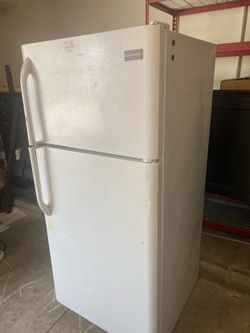 Frigidaire FFTR1821QW0 White Top-Freezer Refrigerator