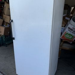GE Refrigerator Freezer combo - White