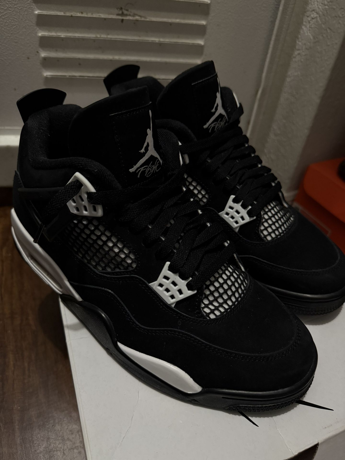 Jordan 4 White Thunders