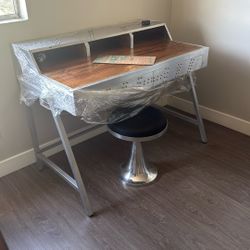 Collectors Writing Desk! Beautiful Piece $300
