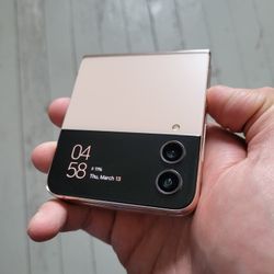 Samsung Galaxy Z Flip 4 - Gold (Unlocked)