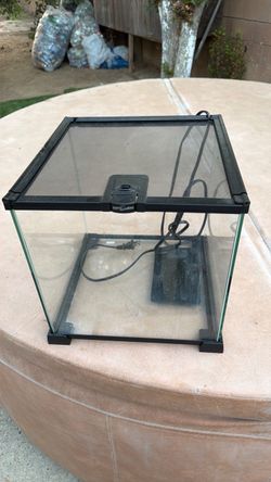 Reptile tank with heating pad