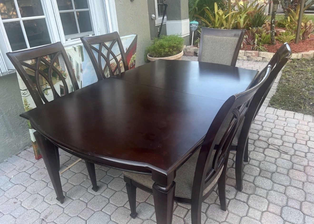 Beautiful Wood Dining TABLE - Excellent Condition