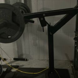Leverage squat machine