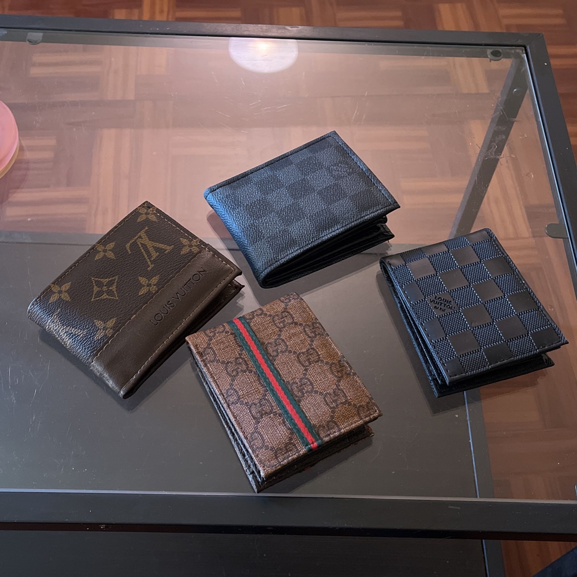 Luis Vuitton / Gucci Wallets