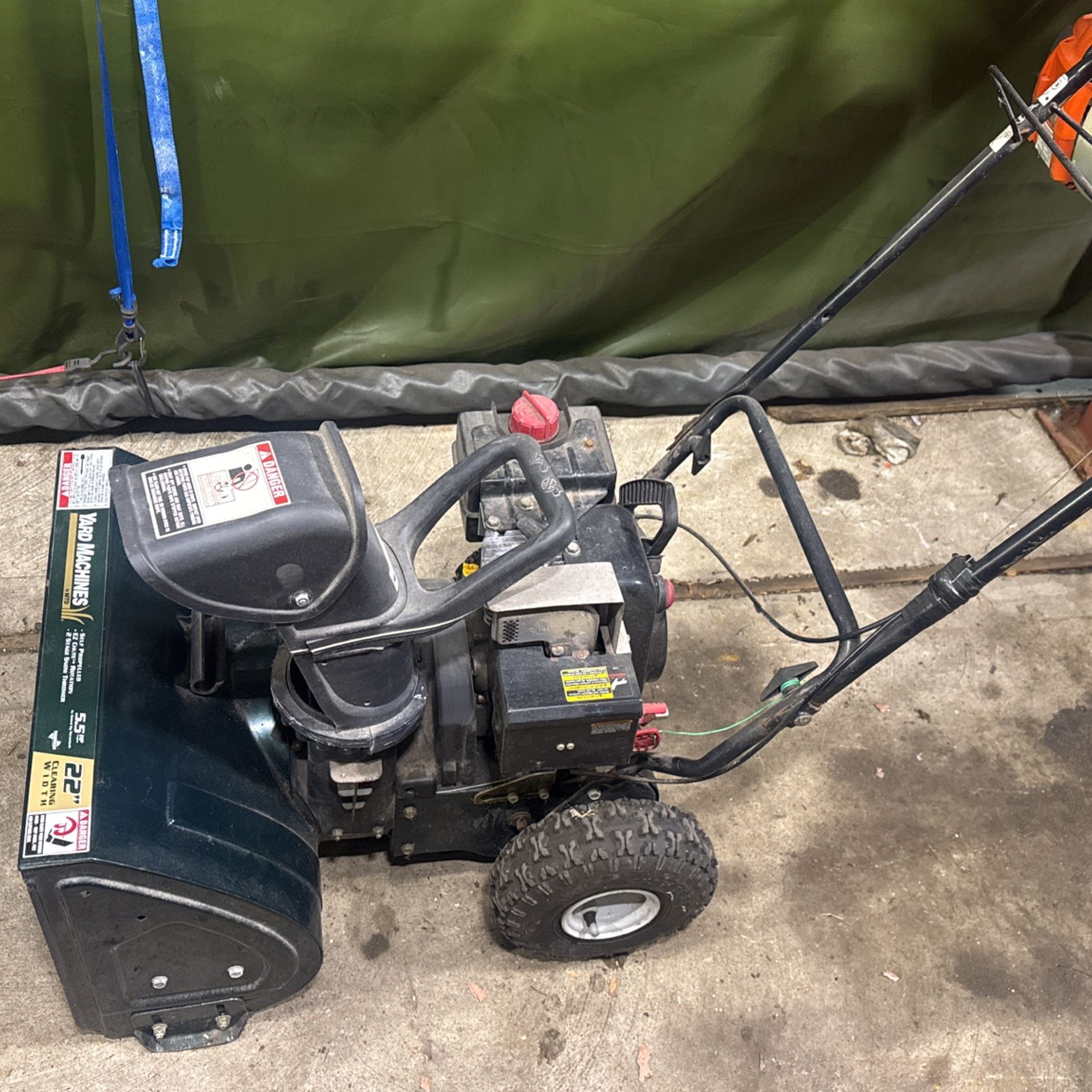 YARD MACHINE Snowblower 5.5hp 22 Inch Clearing Width