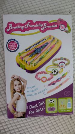 Braiding friendship bracelet