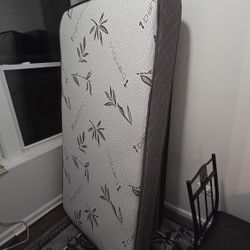 Twin Mattress & Box Spring (Like New) 