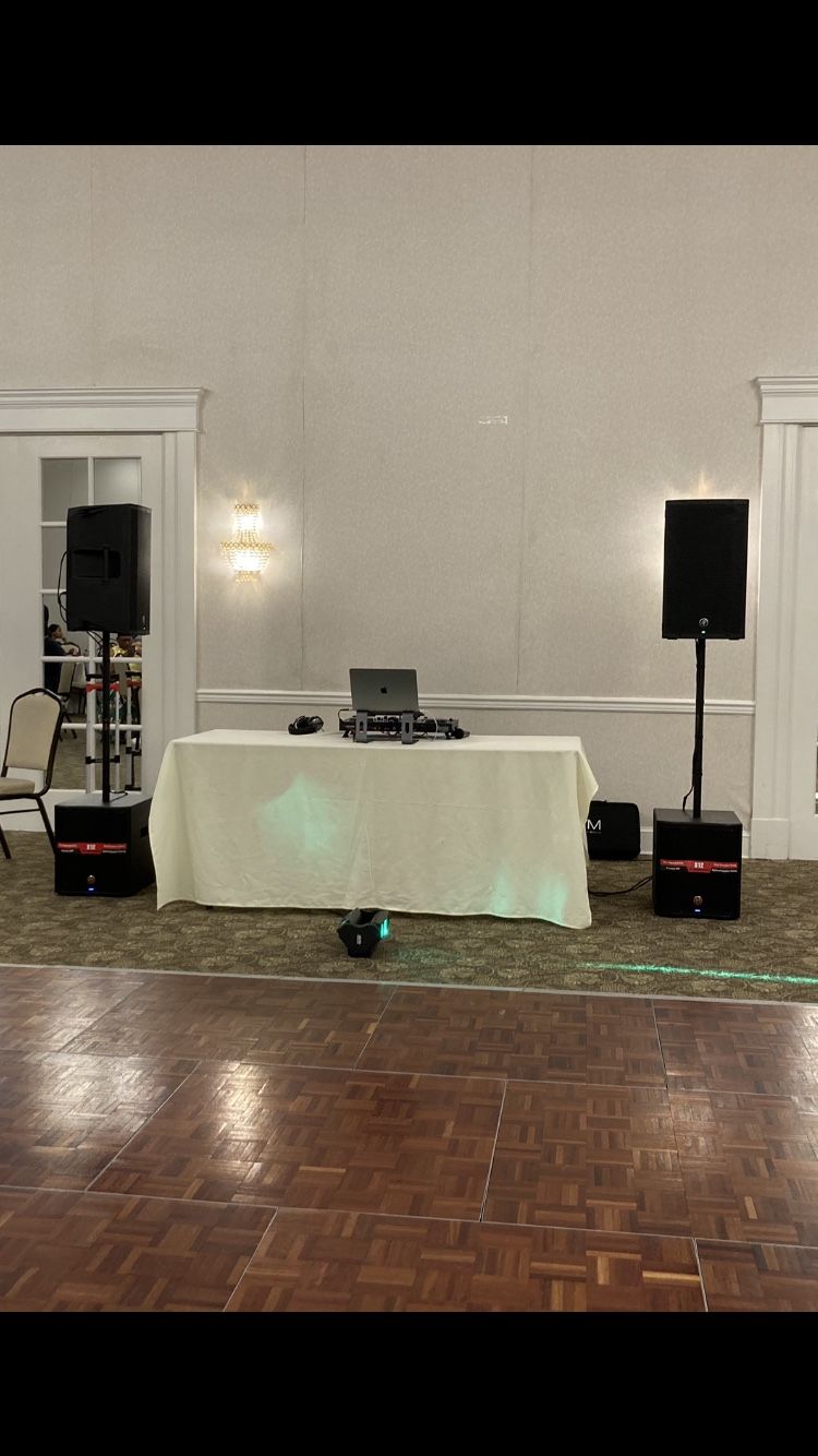 PA Speaker Set (2X Makie 1300 W Speakers and 2X The Behringer Eurolive B1200D-PRO powered subwoofer