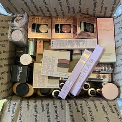 REVOLUTION MAKEUP - 38 Pieces