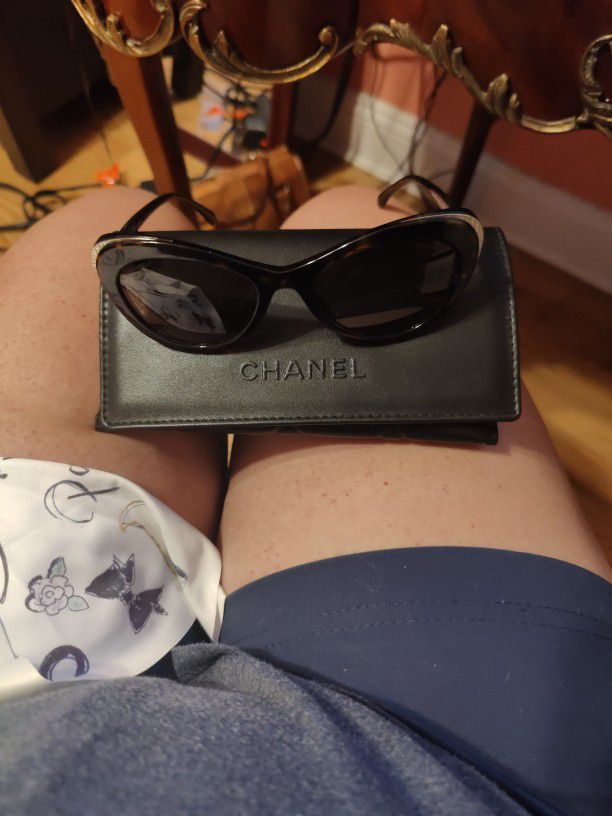 Chanel Sunglasses With Original Box for Sale in Queens, NY - OfferUp