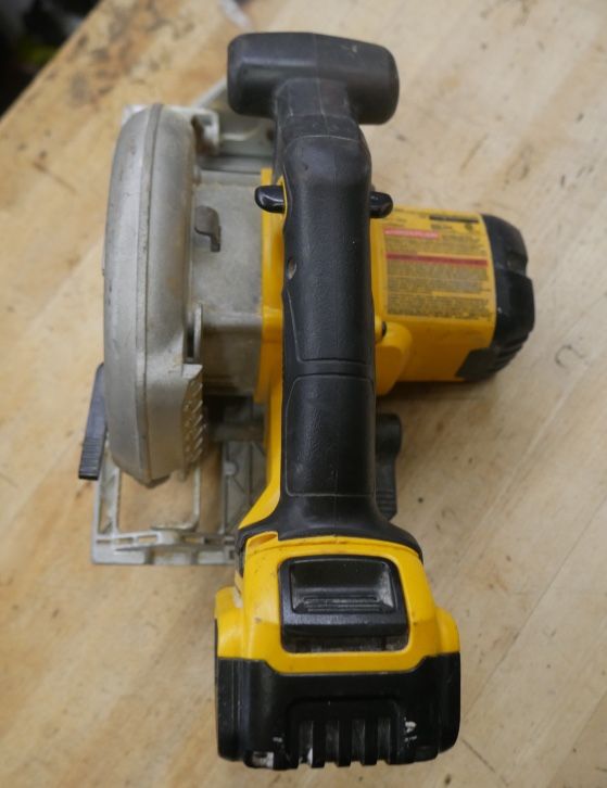 DEWALT DCS391 20V MAX 6-1/2 inch Circular Saw + DCB204 BATTERY USED. TESTED. IN A GOOD WORKING ORDER