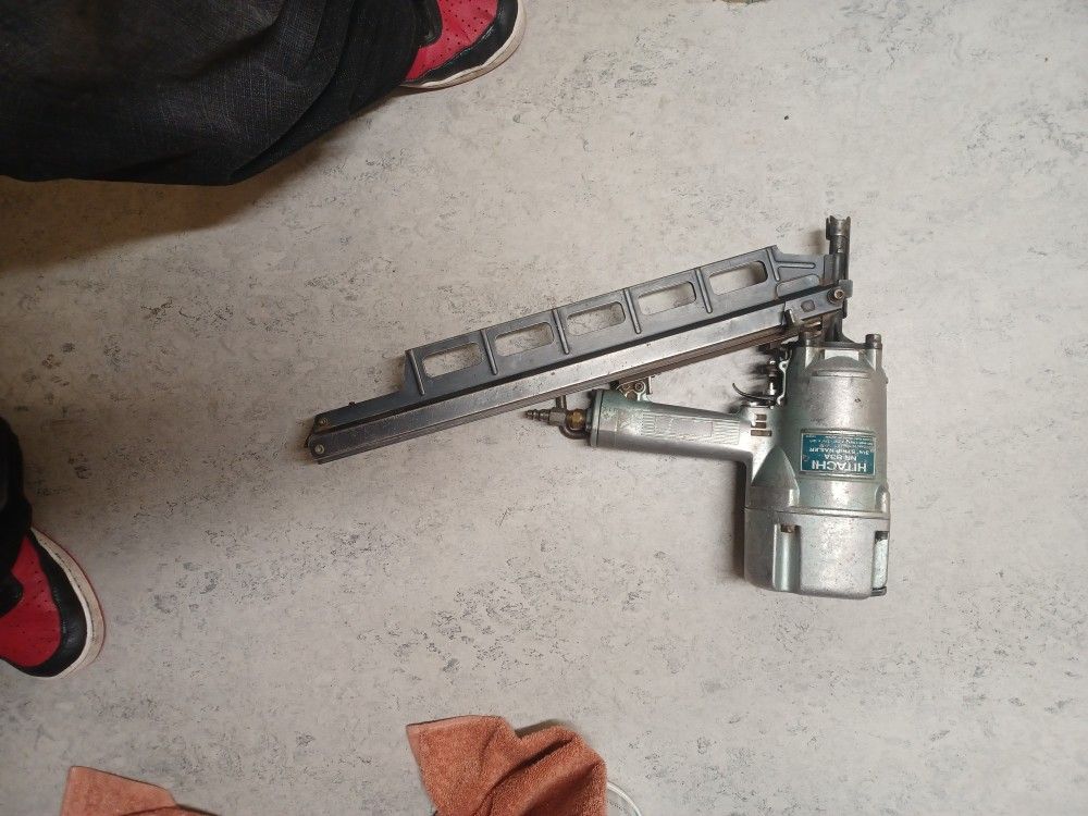 Hitachi Strip NAILER