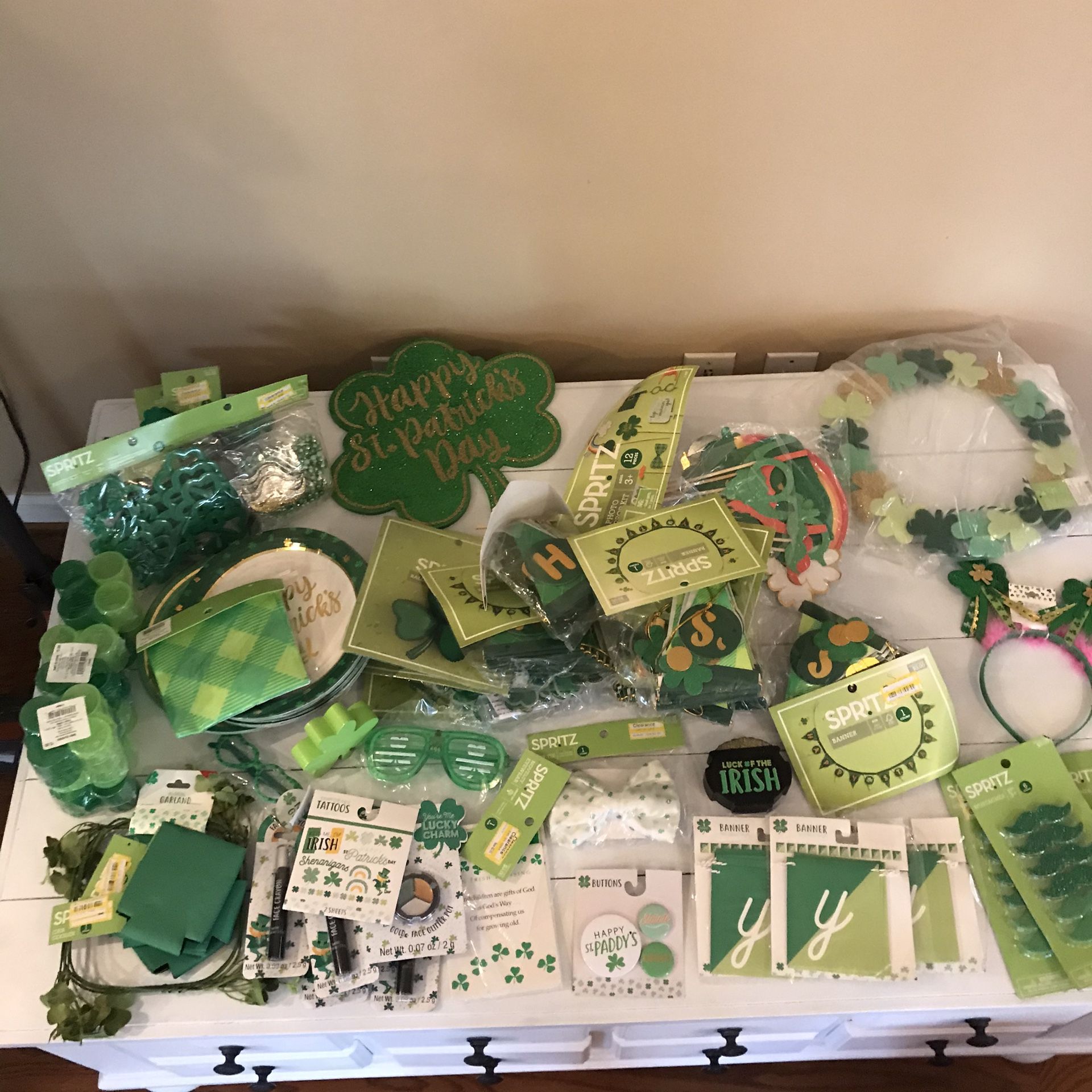 St. Patrick’s Day party kit decorations