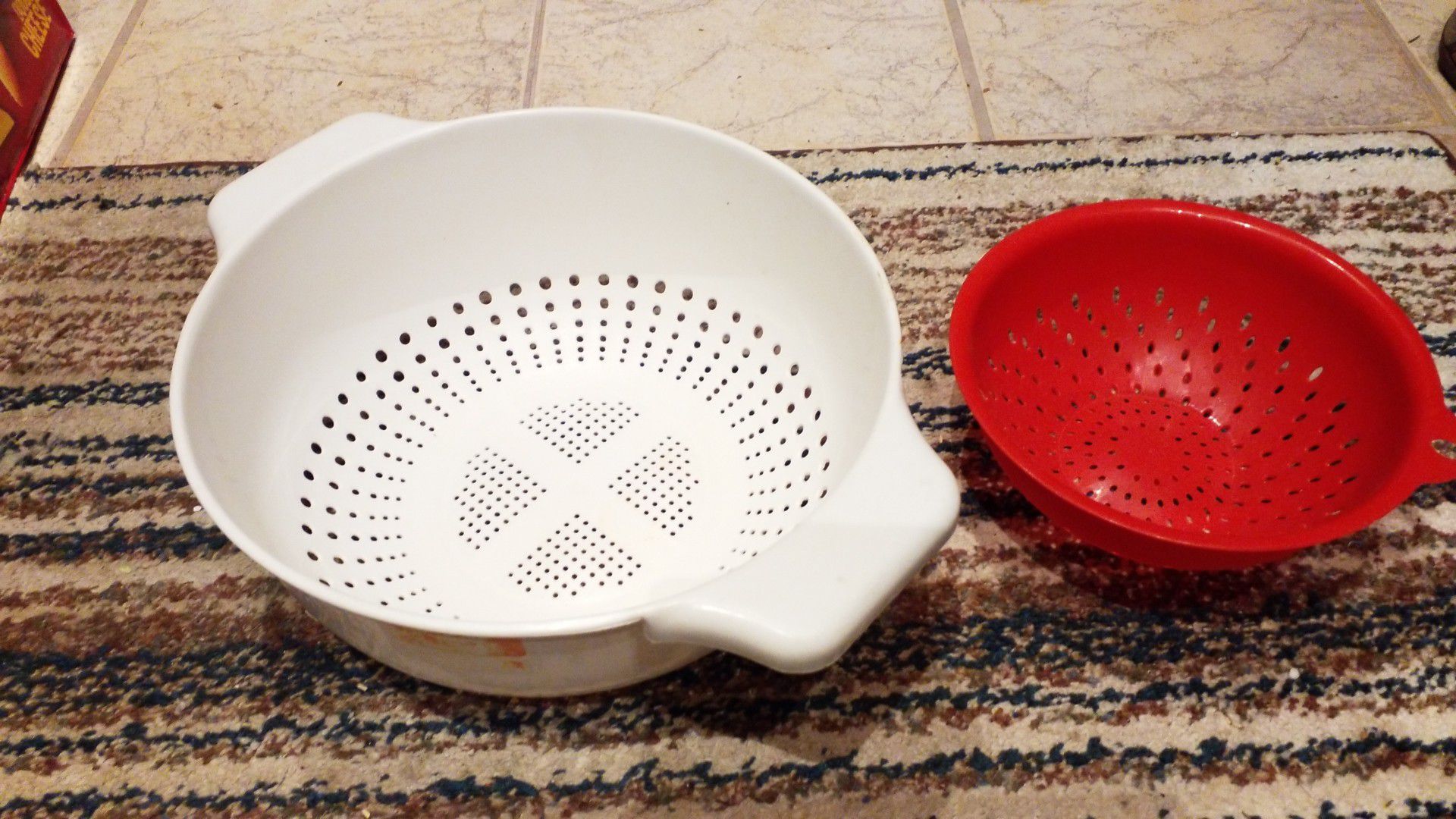 Free white and red strainers