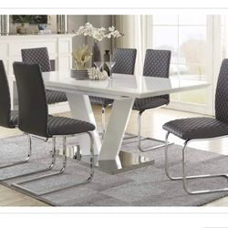 Table in 4 chairs