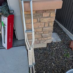 Crutches 5'2 to 5'10