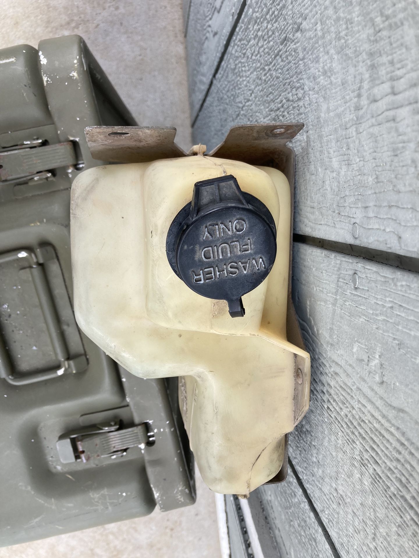 Jeep Wrangler YJ Windshield Wiper Reservoir/bracket/pump.
