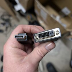 Display port to DVI cable converter