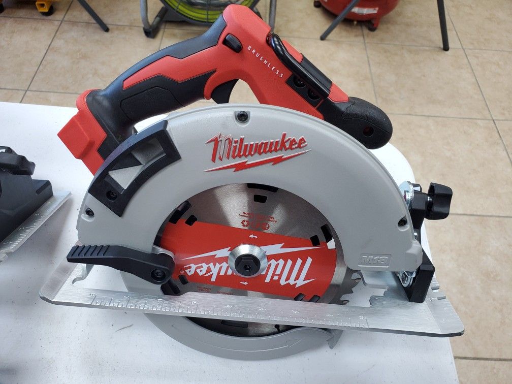 Milwaukee M18 BRUSHLESS 7-1/4 circular saw BRAND NEW $100!!!🧨🔥🧨