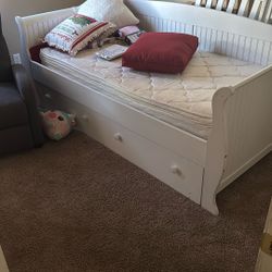 Twin Size Day Bed With Storage Under
