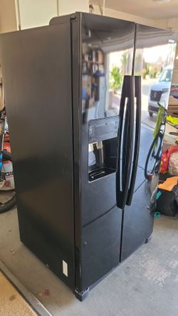 Samsung Black Side-by-Side Refrigerator with Ice Maker