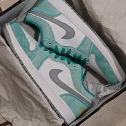 NEW Jordan 1 Low Size 9 Mens  