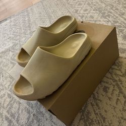 Yeezy slide 